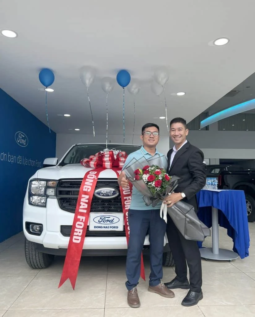 ban-giao-xe-cho-khach-hang-tai-ford