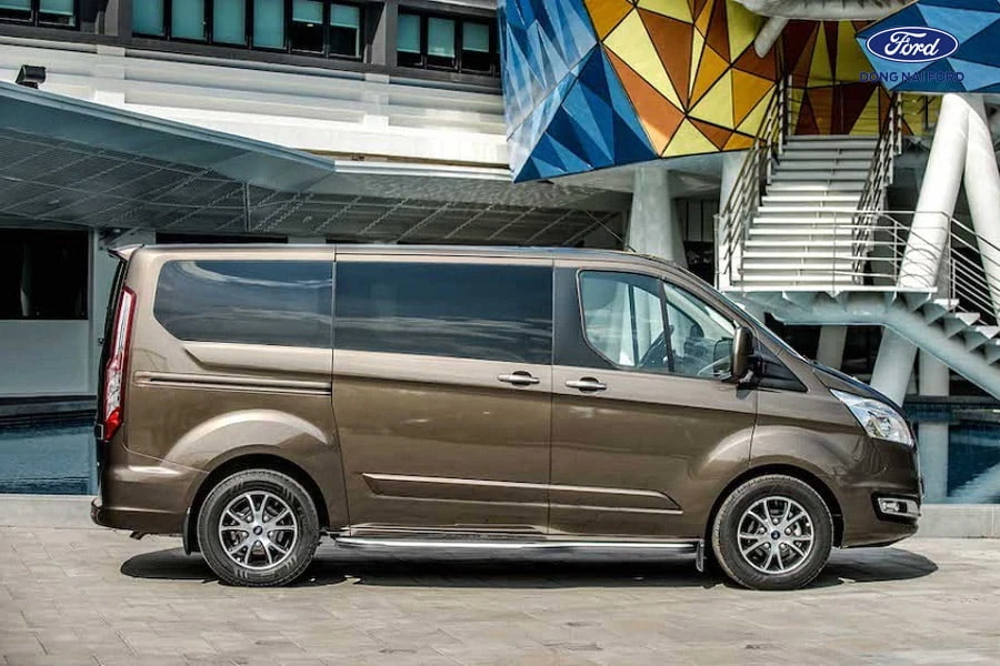 ben-hong-xe-ford-tourneo-long-an