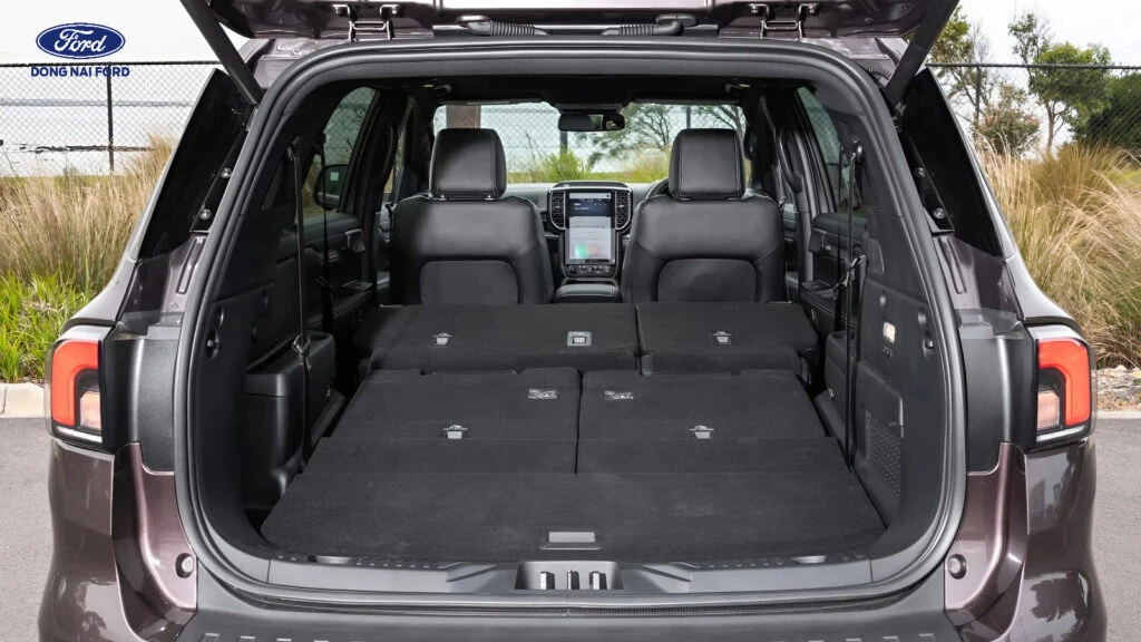 Chi tiết khoang h&agrave;nh l&yacute; của d&ograve;ng xe Ford Everest