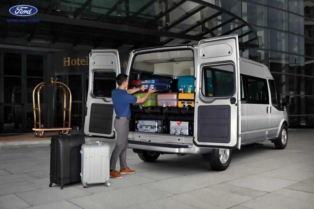 Cốp sau chứa đồ của dòng xe Limousine 16 chỗ