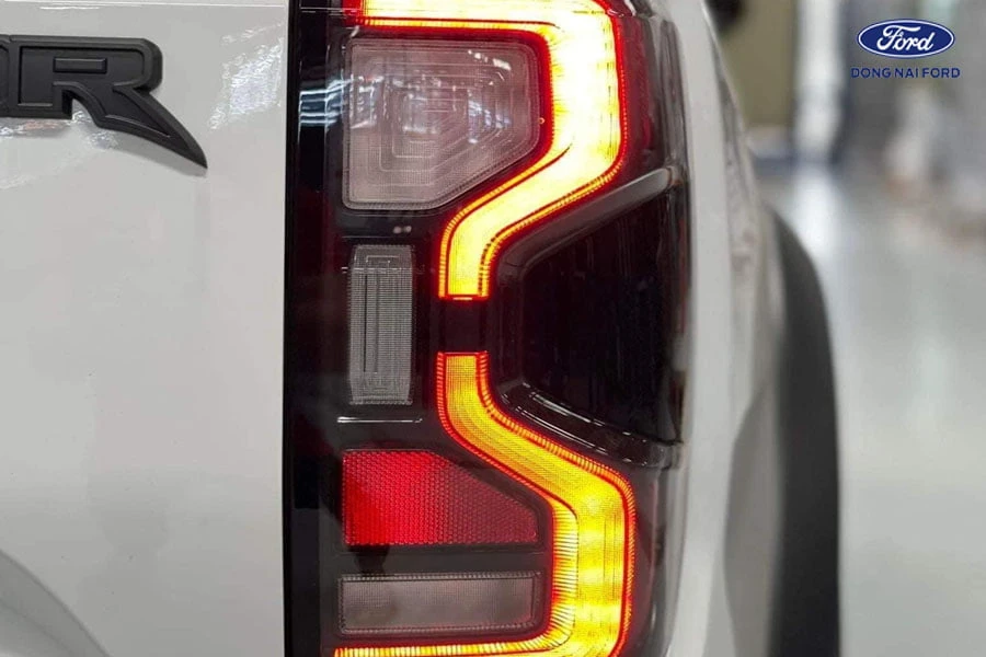 den-led-phia-sau-xe-ford