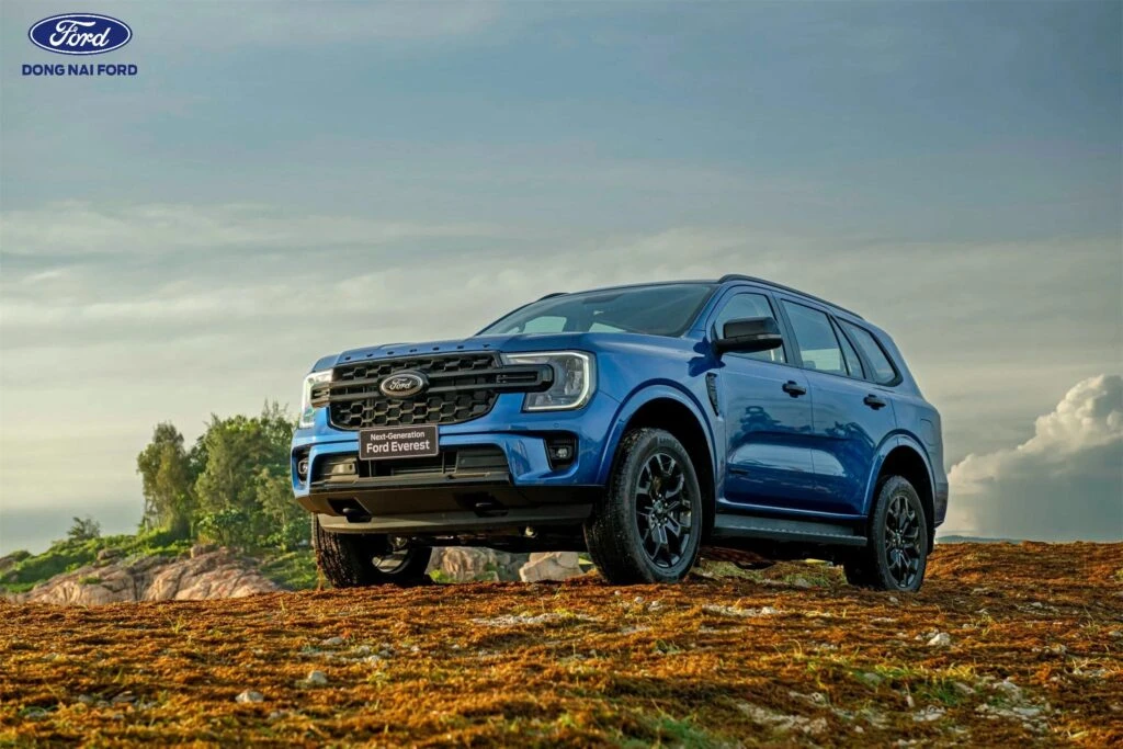 So s&aacute;nh thiết kế ngoại thất Ford Everest v&agrave; Peugeot 5008