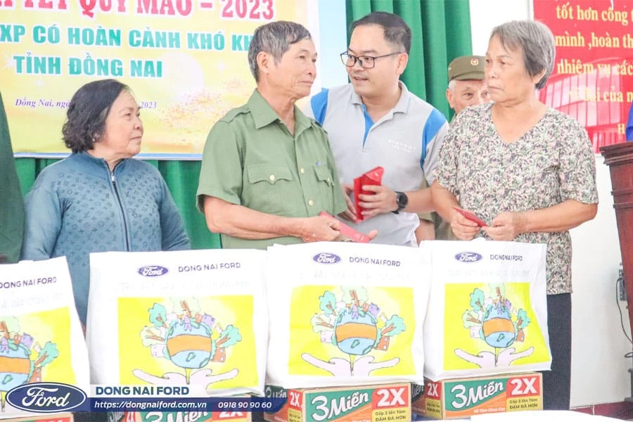 dong-nai-ford-xin-gui-tang-nhung-mon-qua-nho-den-ba-con