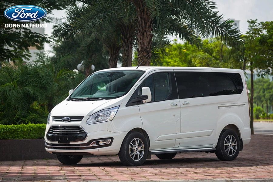 dong-xe-ford-7-cho-tourneo