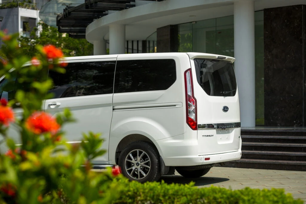 xe-Ford-Tourneo-MPV-7-chỗ-hien-dai