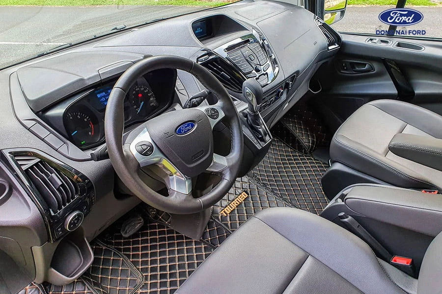 khoang-noi-that-ford-toureo