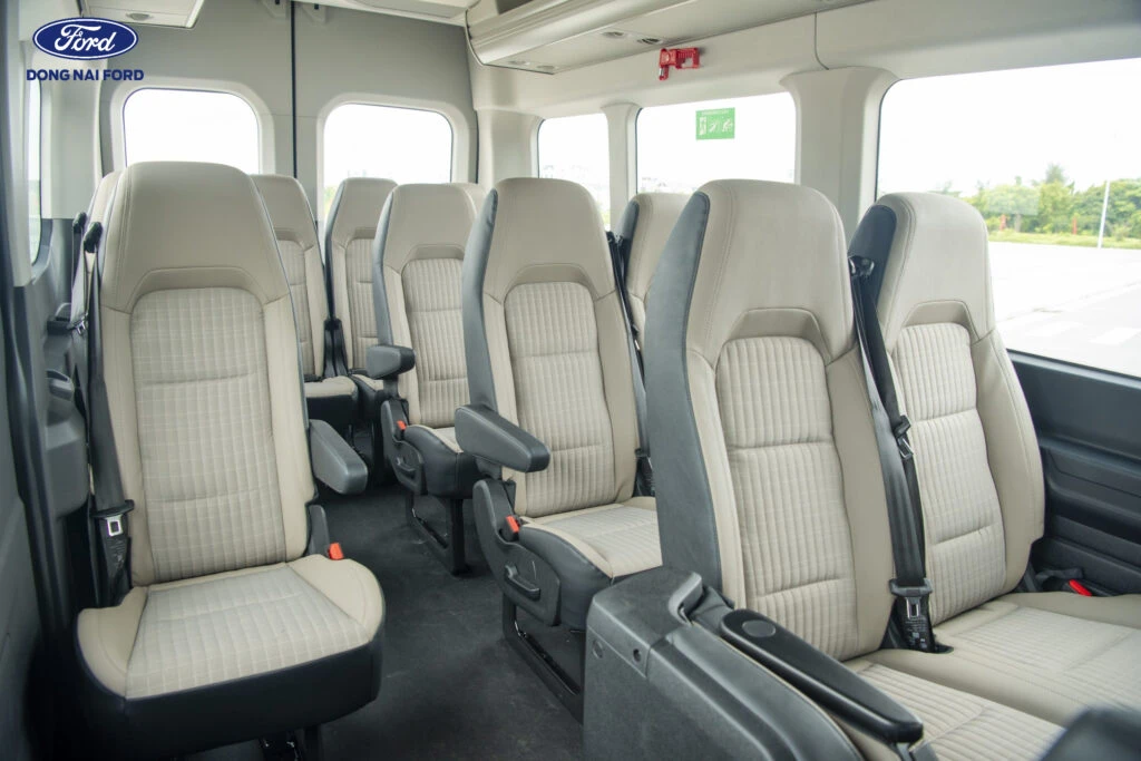 Kh&ocirc;ng gian b&ecirc;n trong xe Transit 16 chỗ&nbsp;