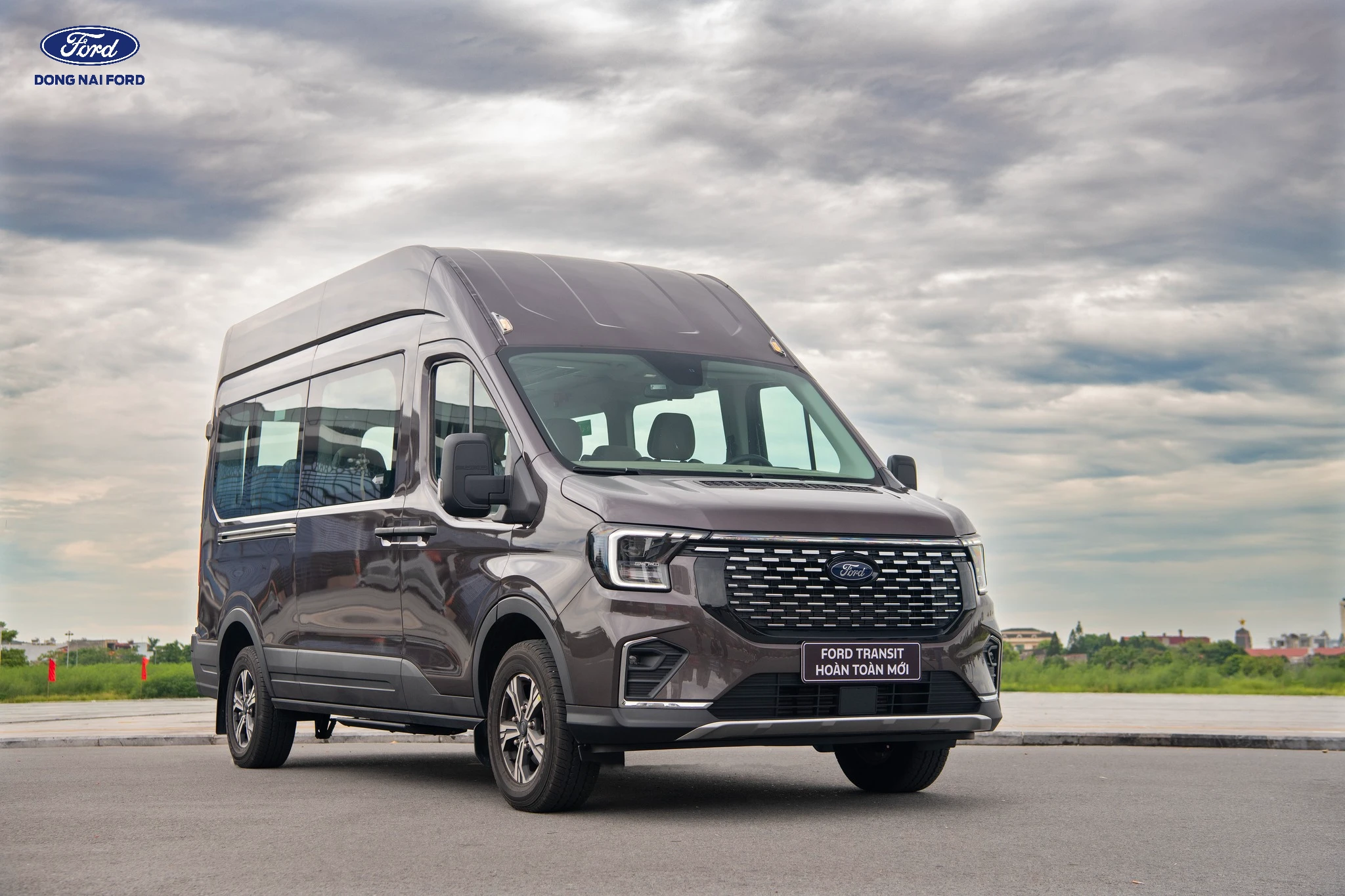 Ngoại thất Ford Transit Limousine