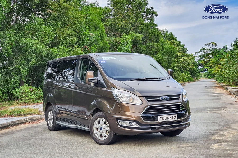 ngoai-that-xe-ford-tourneo-lam-dong