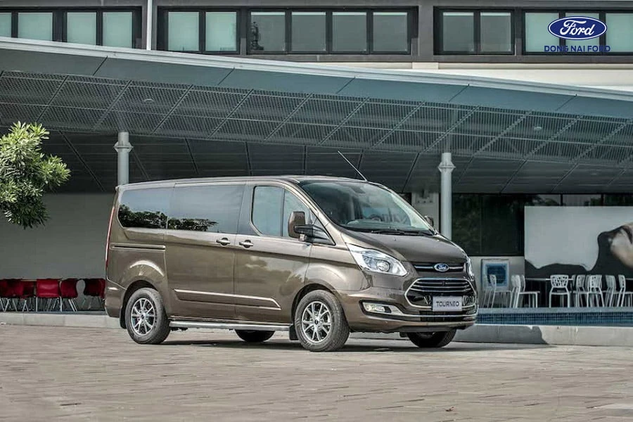 ngoai-that-xe-ford-tourneo-long-an