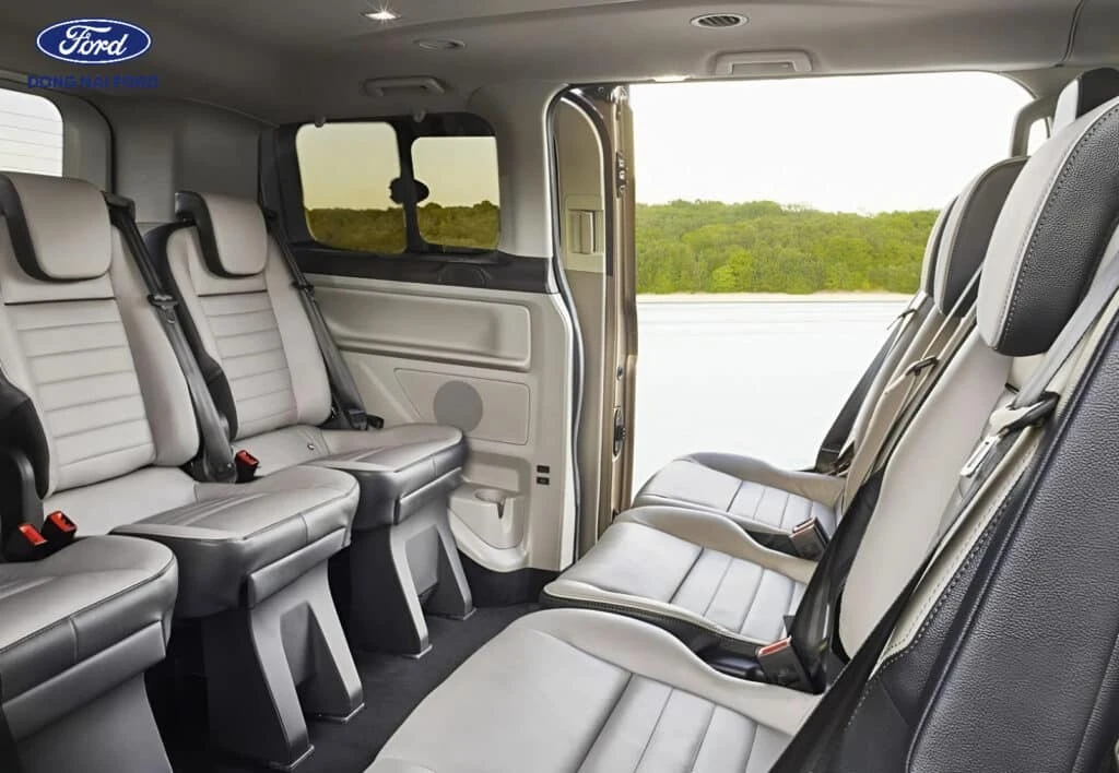 Nội thất dòng xe Ford Tourneo 9 chỗ máy dầu