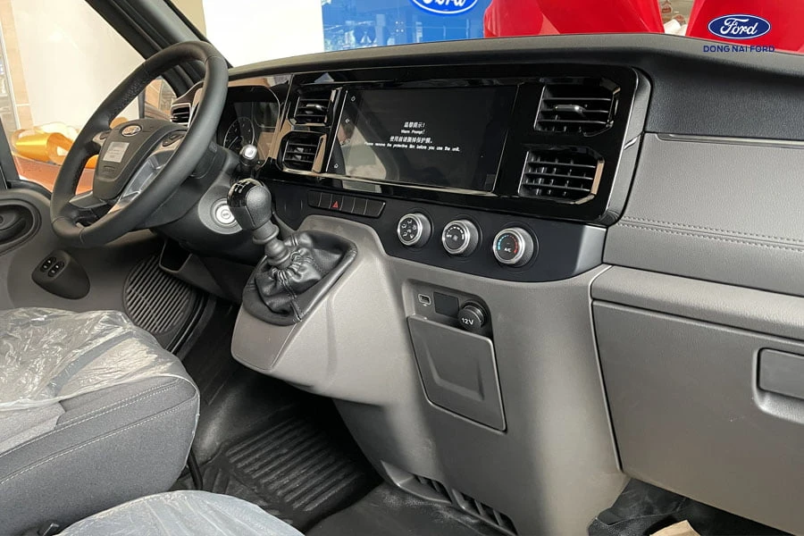 noi-that-ford-transit-lam-dong