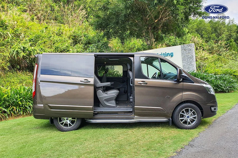 phan-hong-xe-ford-tourneo-lam-dong