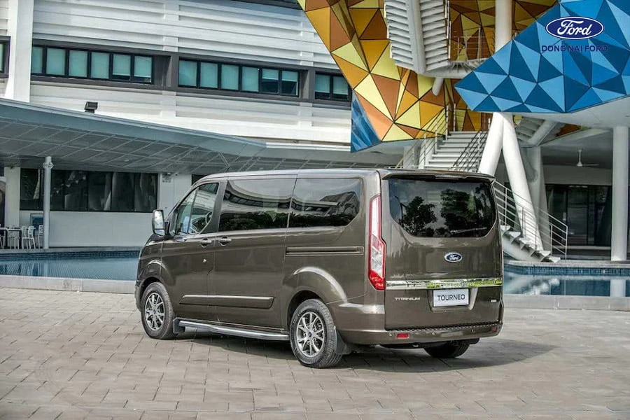phan-sau-xe-ford-tourneo-long-an
