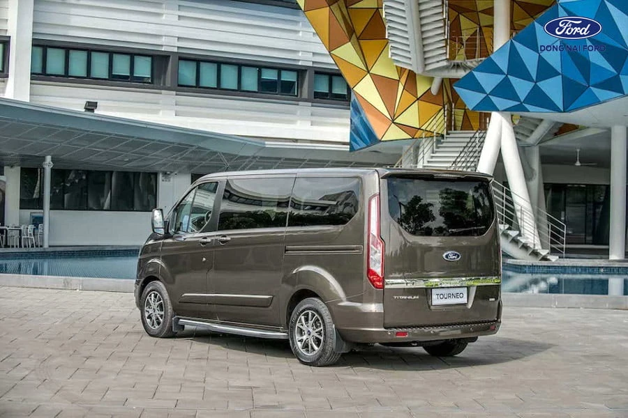 phan-sau-xe-ford-tourneo