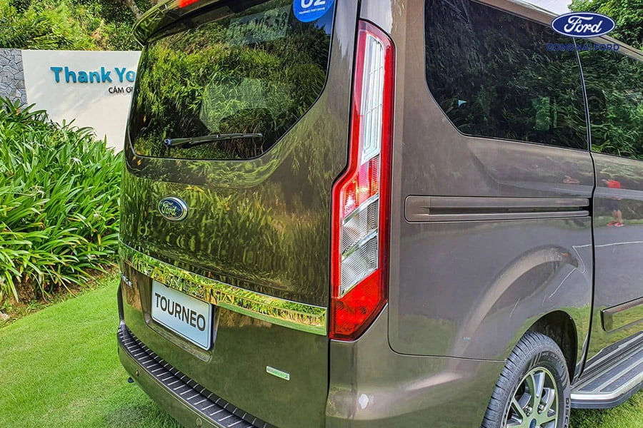 phia-sau-xe-ford-tourneo-dep