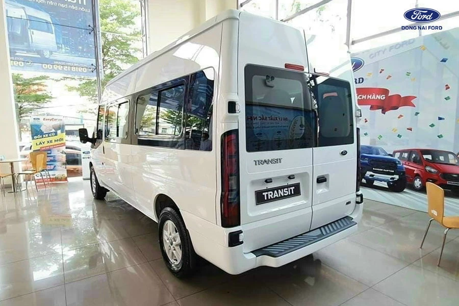 phia-sau-xe-ford-transit-dep