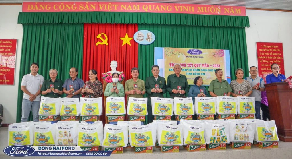 qua-tet-quy-mao-cho-ba-con-co-hoan-canh-kho-khan
