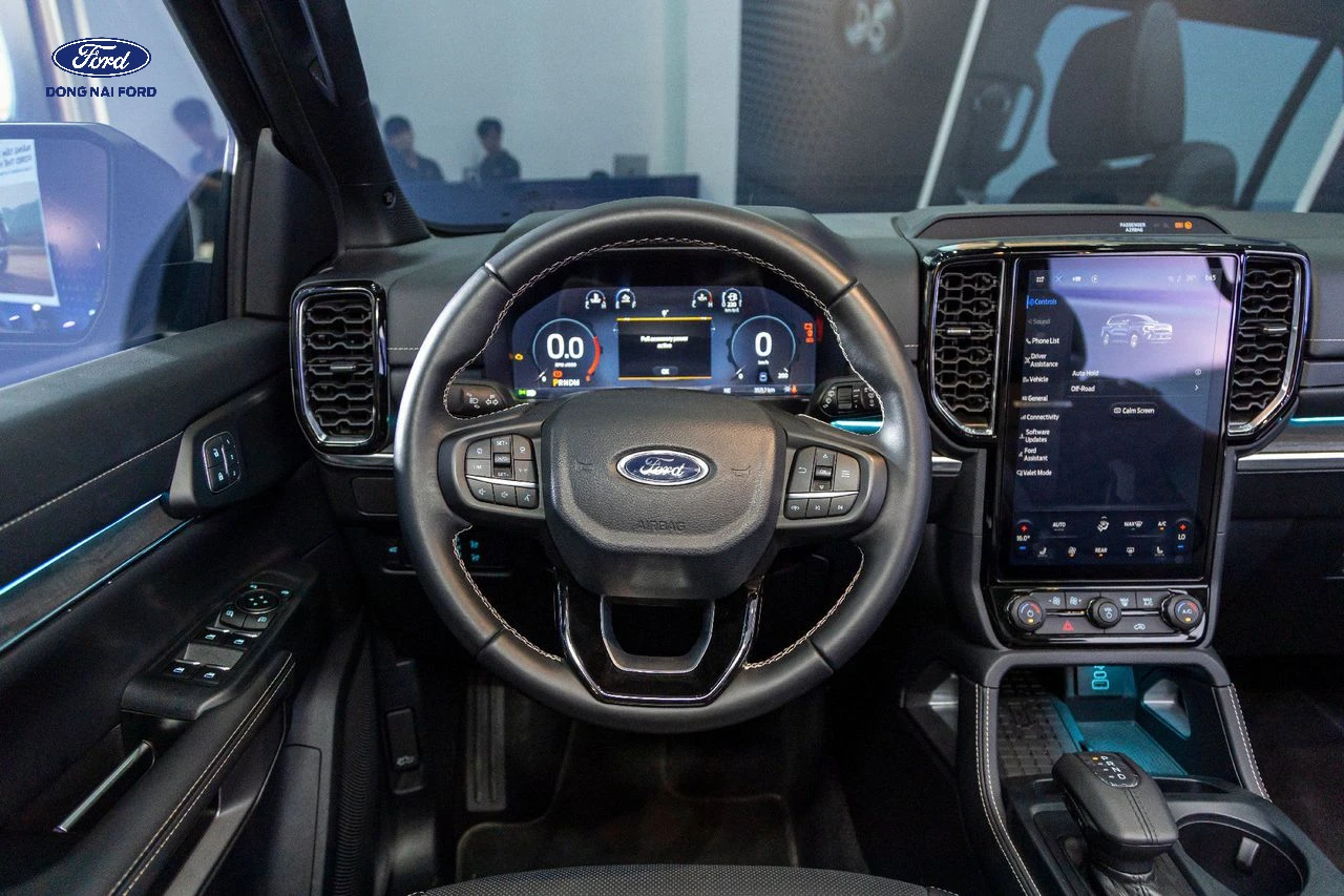 Tổng quan khoang l&aacute;i của Ford Everest