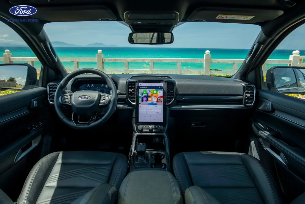 Tổng thể thiết kế khoang l&aacute;i Ford Everest