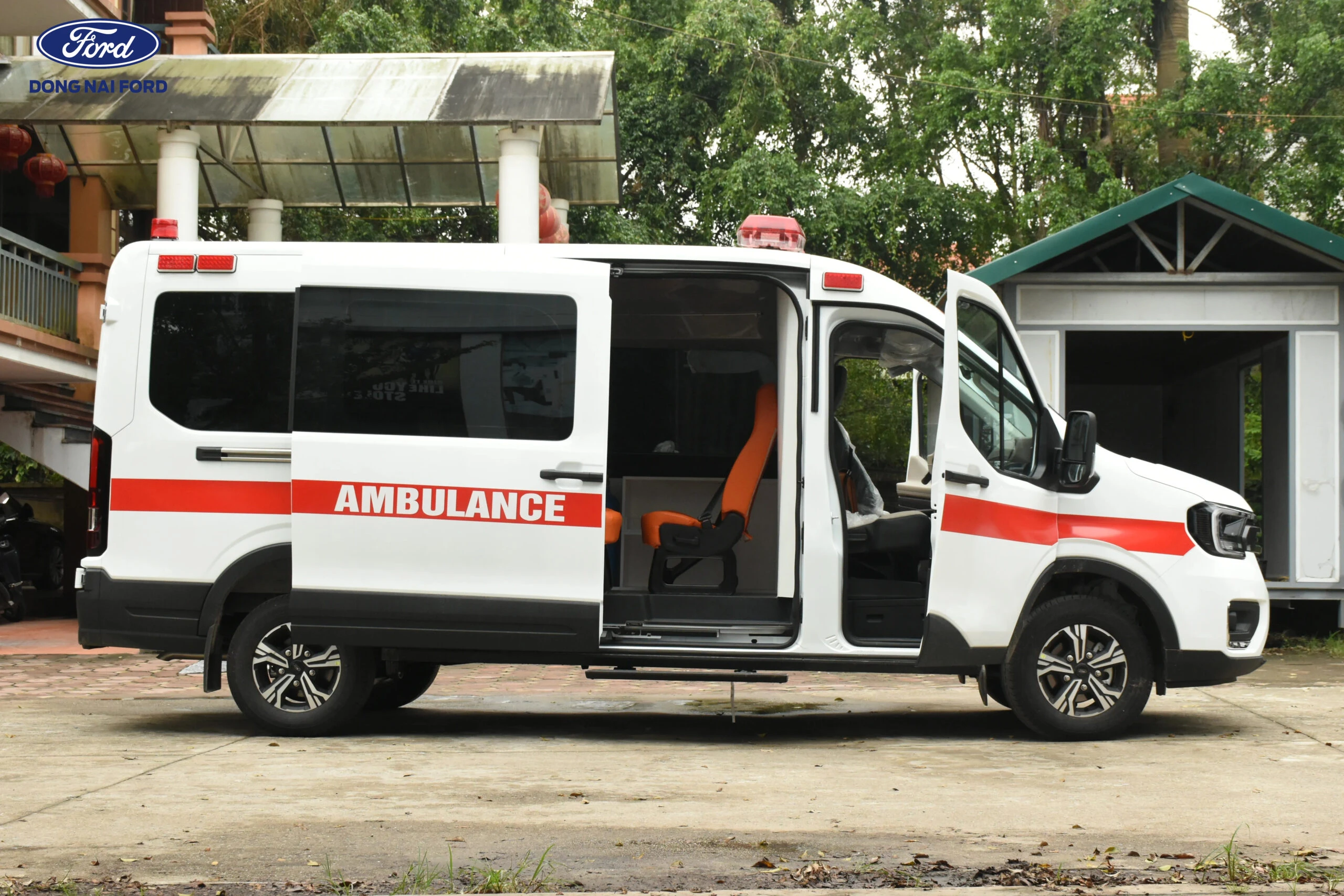 Trang thiết bị tiêu chuẩn trên xe cứu thương Ford Transit