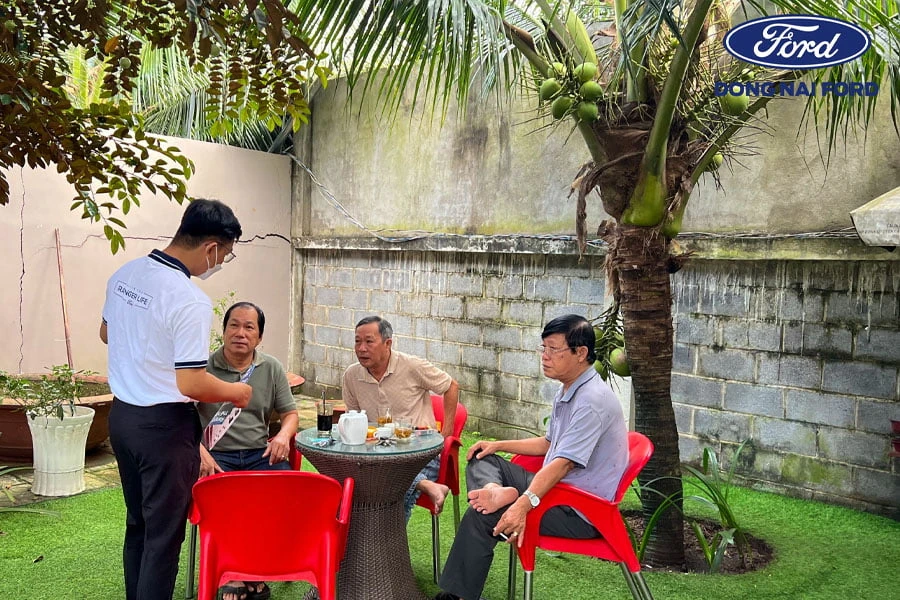 trao-doi-tu-van-khach-hang-ve-dich-vu-lai-thu-long-khanh
