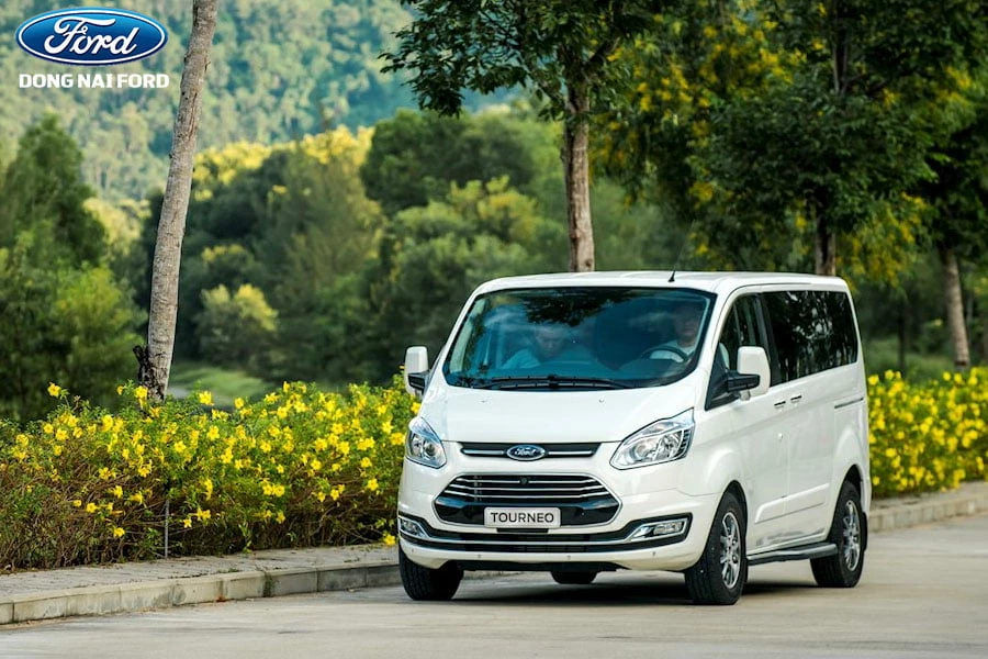 xe-ford-tourneo